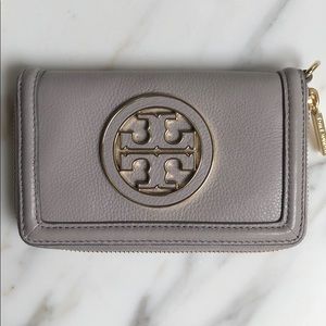 Tory Burch Amanda Wallet / Pebble Leather Gray